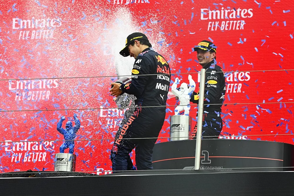 Podio: Gianpiero Lambiase, Ingeniero de carreras de Red Bull Racing, tercer lugar Sergio Pérez, Red Bull Racing, y ganador de la carrera Max Verstappen, Red Bull Racing