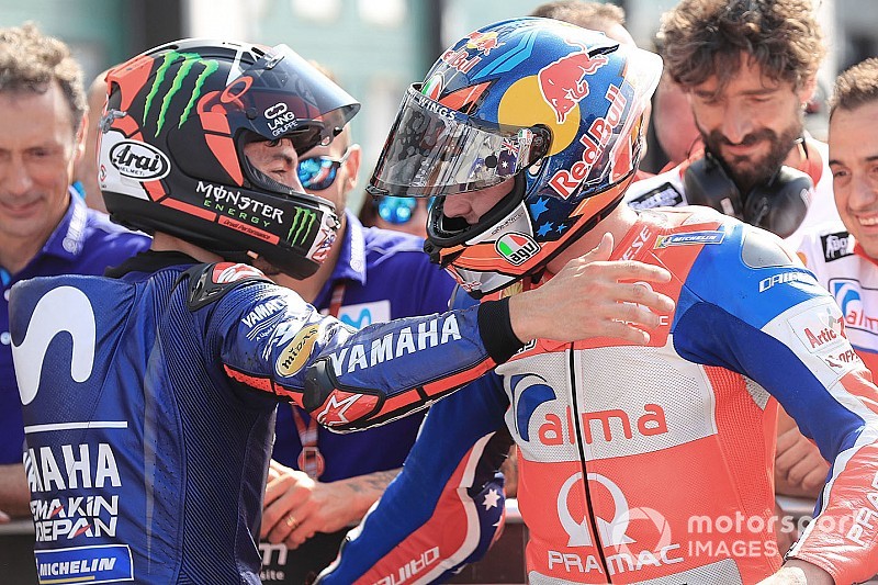 Взаимовыручка в MotoGP: посмотрите, как гонщик толкает заглохшего соперника до боксов