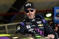 Jimmie Johnson manda en la primera pr&aacute;ctica en Texas con Su&aacute;rez en 16&deg;