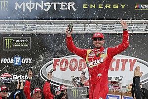 Kyle Busch segura irmão no final e vence em Bristol