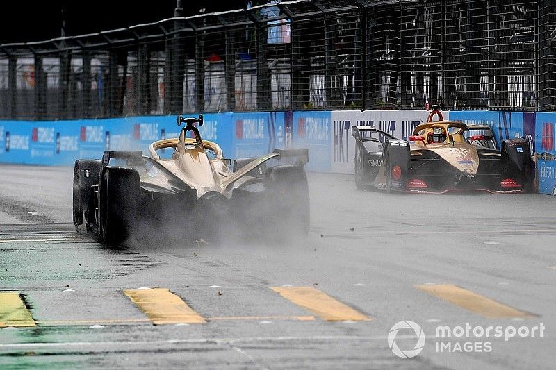 Jean-Eric Vergne, DS TECHEETAH, DS E-Tense FE19 con un incidente y Andre Lotterer, DS TECHEETAH, DS E-Tense FE19 lo pasa.