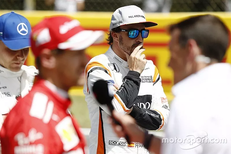 Fernando Alonso, McLaren, mira a Valtteri Bottas, Mercedes AMG F1, Sebastian Vettel, Ferrari