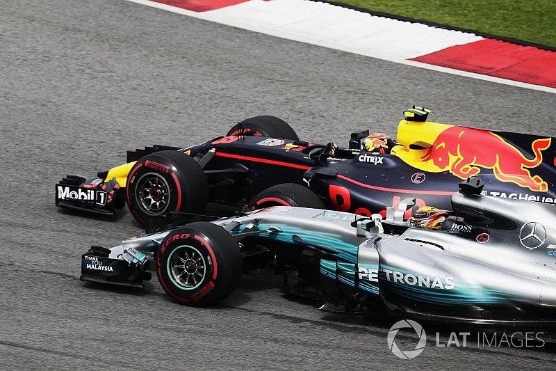 Max Verstappen, Red Bull Racing RB13, pasa a Lewis Hamilton, Mercedes F1 W08