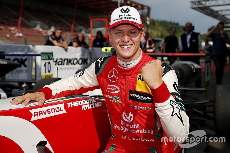 Mick Schumacher geeft demo met DTM-bolide