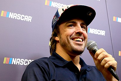 Алонсо и чемпион NASCAR снялись в одном ролике. Это тизер чего-то особенного