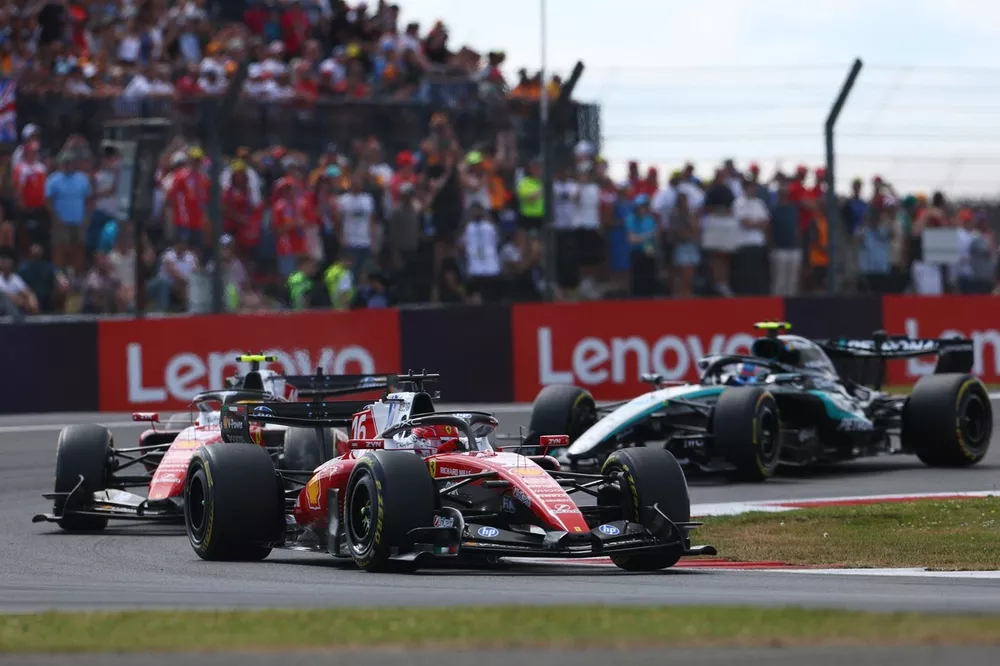 Leclerc triunfa en Silverstone, el SC ayuda a Russell y el Mercedes de Antonelli falla