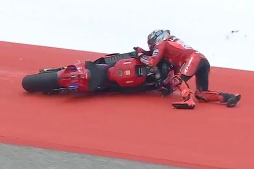 V&iacute;deo: &iexcl;M&aacute;rquez se cae cuando lideraba el GP de las Am&eacute;ricas 2025!