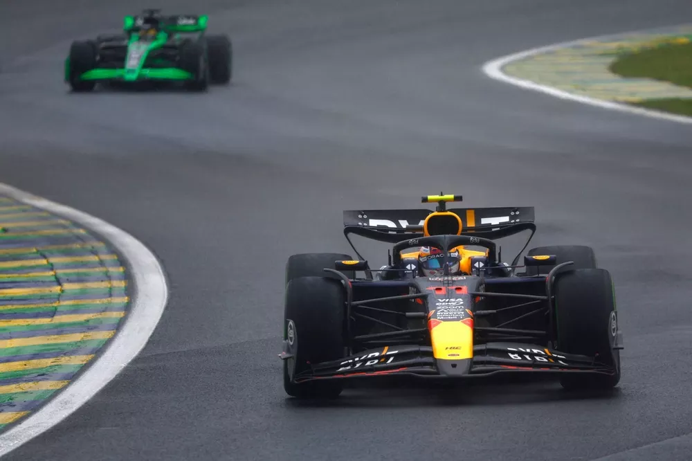 Sergio Perez, Red Bull Racing RB20, Valtteri Bottas, Stake F1 Team KICK Sauber C44