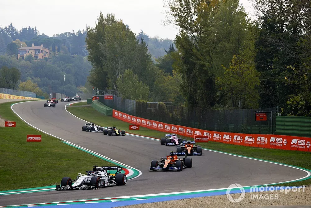 Daniil Kvyat, AlphaTauri AT01, Lando Norris, McLaren MCL35, Carlos Sainz Jr., McLaren MCL35, en Sergio Perez, Racing Point RP20