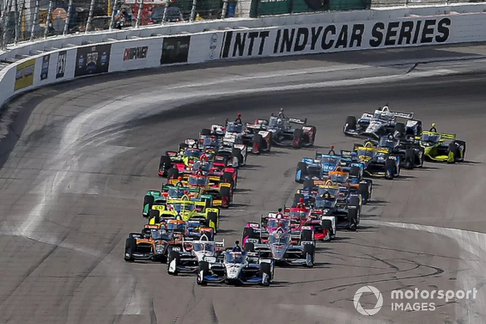 Start zu Rennen 2 beim Bommarito Automotive Group 500 im Gateway Motorsports Park in St. Louis: Takuma Sato, Rahal Letterman Lanigan Racing Honda, f&uuml;hrt
