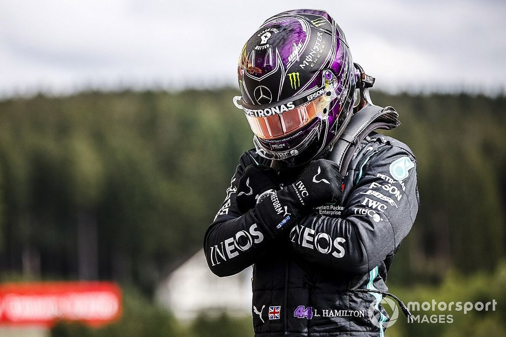 Ganador de la pole Lewis Hamilton, Mercedes-AMG F1 celebra en Parc Ferme 