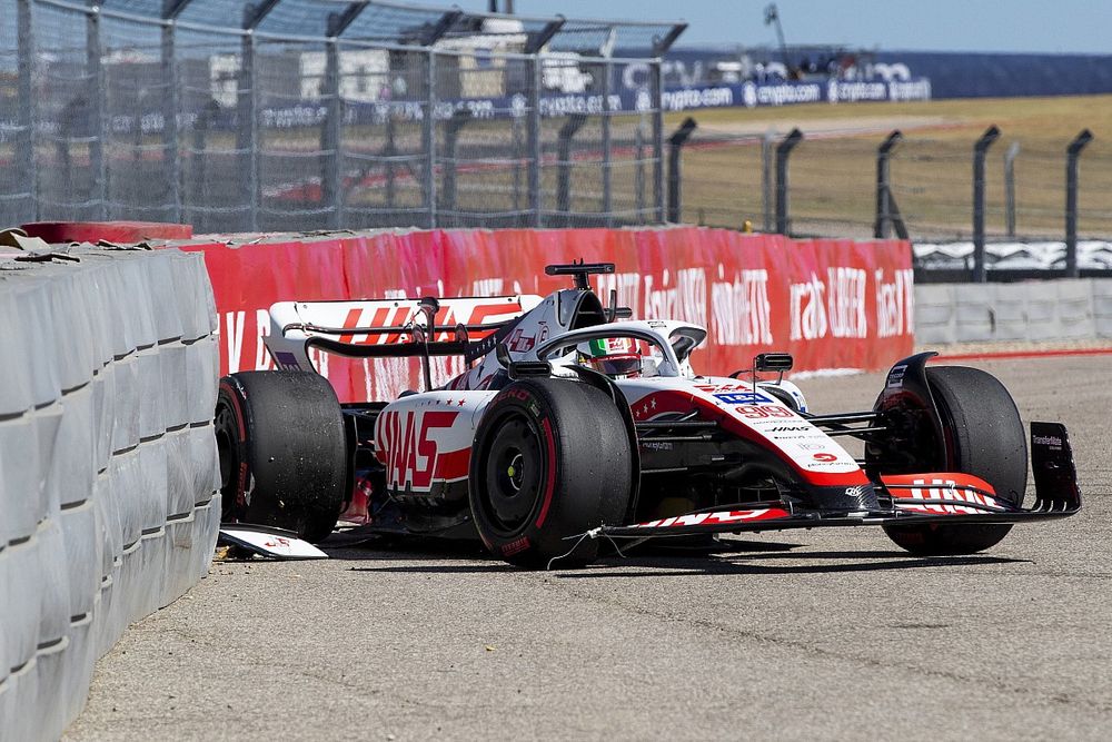 Antonio Giovinazzi, Haas VF-22, crashes in FP1