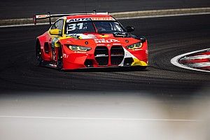 Liderzy rozbili się w op&oacute;źnionym wyścigu DTM