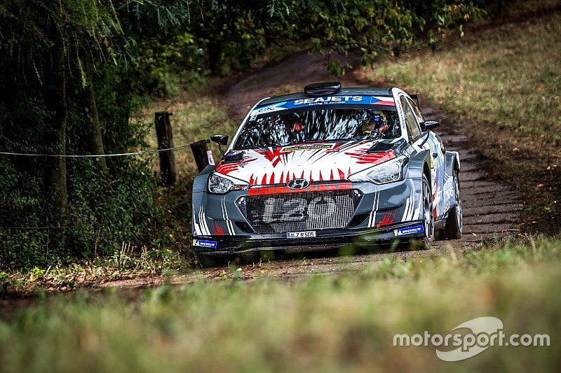 Zlín, PS13-14: Kopecký scavalca Lukyanuk e allunga, Sordo sul podio