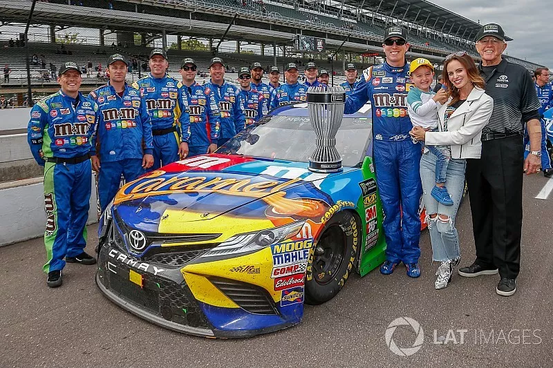 Kyle Busch, Joe Gibbs Racing, Toyota Camry M&M's Caramel with the regular season champion trophy