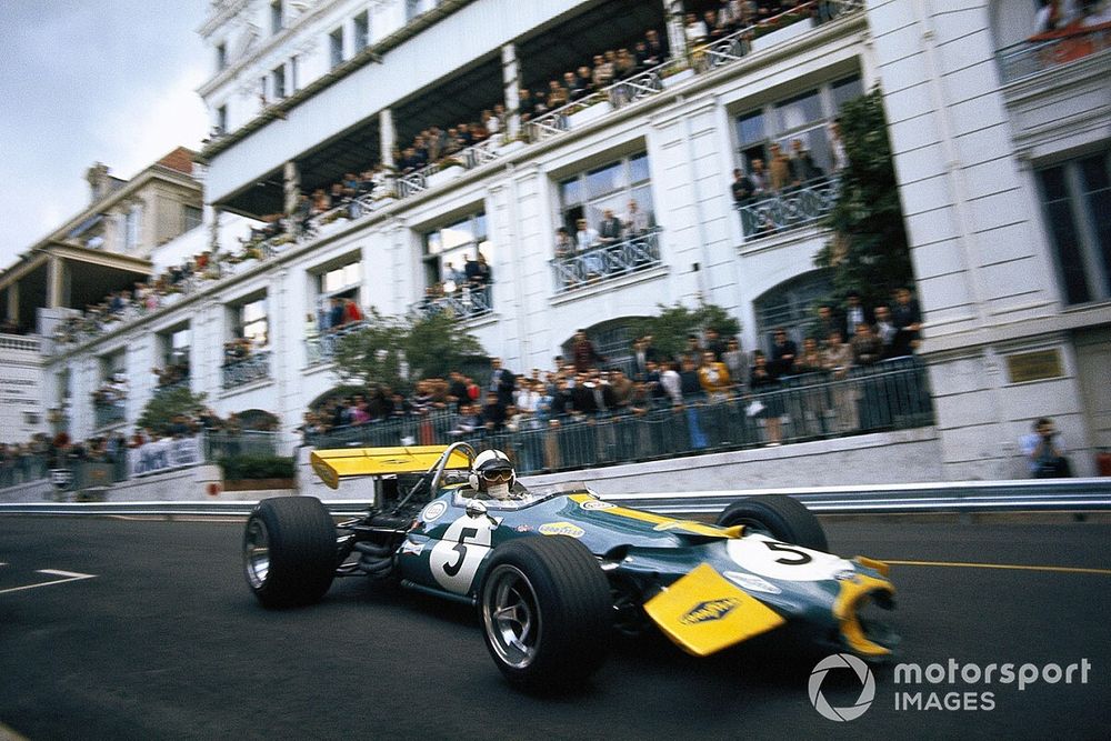 Jack Brabham con daños en el frente de su Brabham BT33 Ford