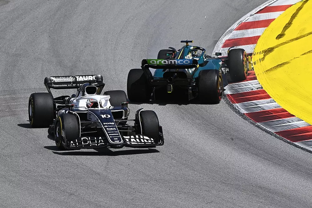 Pierre Gasly, AlphaTauri AT03, Lance Stroll, Aston Martin AMR22, collide