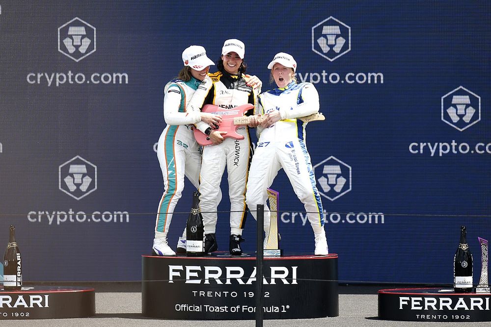 Podio: Ganadora de la carrera Jamie Chadwick, Jenner Racing, segundo lugar Nerea Martí, Quantfury W Series Team, tercer lugar Sarah Moore, Scuderia W.