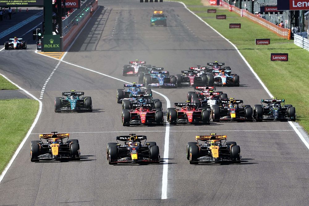 Max Verstappen, Red Bull Racing RB19, Lando Norris, McLaren MCL60, Oscar Piastri, McLaren MCL60, Carlos Sainz, Ferrari SF-23, Charles Leclerc, Ferrari SF-23, Sergio Pérez, Red Bull Racing RB19, Lewis Hamilton, Mercedes F1 W14, el resto de la parrilla en la salida.