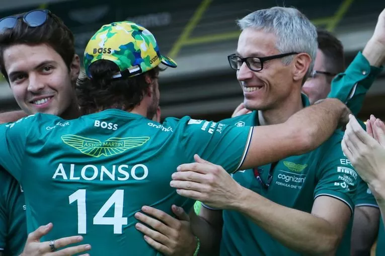 Felipe Drugovich, piloto reserva, Aston Martin F1 Team, Mike Krack, director del equipo, Aston Martin F1 Team, celebran con Fernando Alonso, Aston Martin F1 Team, 3&ordf; posici&oacute;n, despu&eacute;s de la carrera.