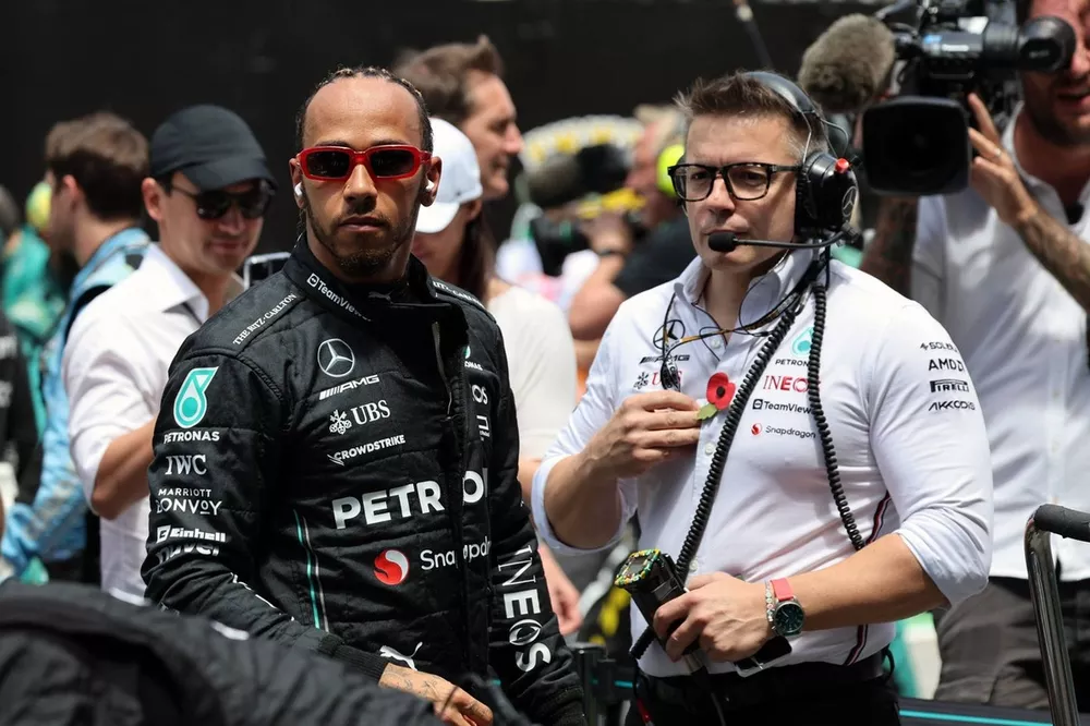 Lewis Hamilton, Mercedes-AMG , Peter Bonnington, Ingeniero Jefe de Carrera, Mercedes AMG, en la parrilla antes de la carrera
