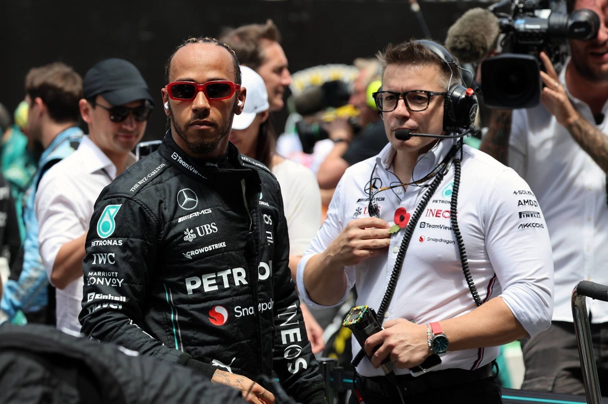 Mercedes to discuss Hamilton's F1 engineer Bono's future before Ferrari move