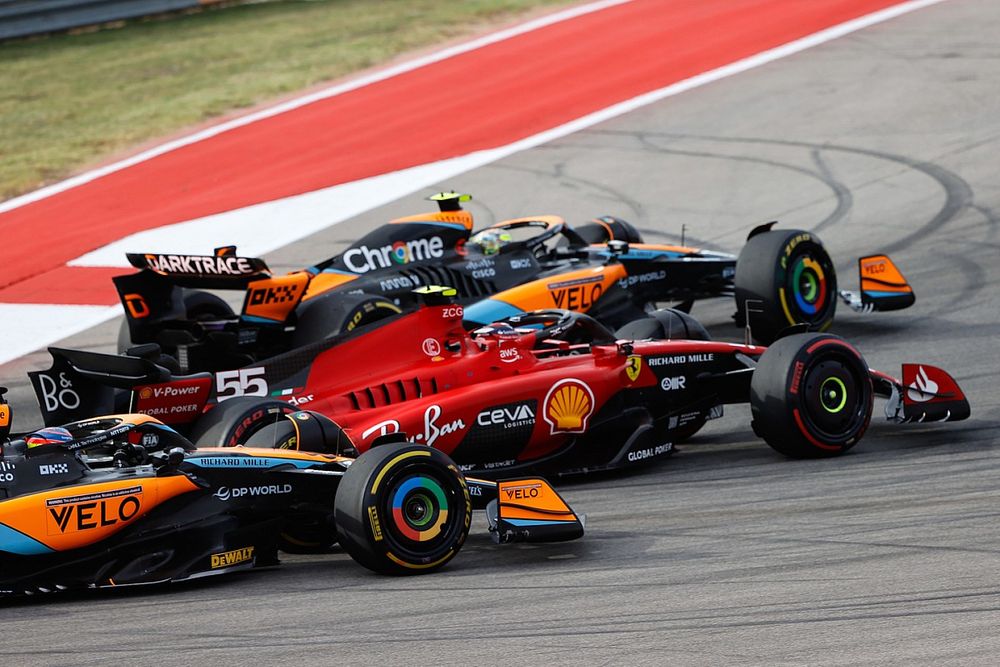 Lando Norris, McLaren MCL60, Carlos Sainz, Ferrari SF-23, Oscar Piastri, McLaren MCL60