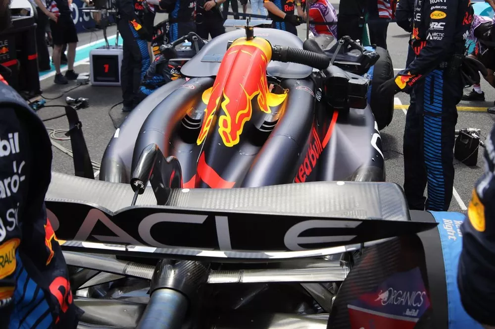 Red Bull Racing RB20 sulla griglia di partenza