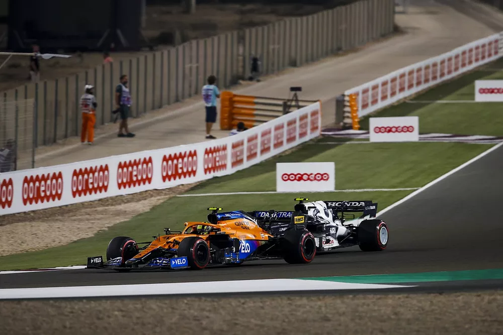 Lando Norris, McLaren MCL35M, Pierre Gasly, AlphaTauri AT02
