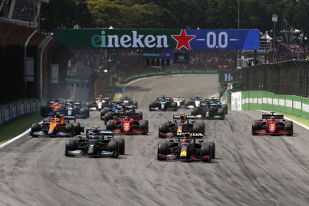 Max Verstappen, Red Bull Racing RB16B, Valtteri Bottas, Mercedes W12, Sergio Perez, Red Bull Racing RB16B, Charles Leclerc, Ferrari SF21, Carlos Sainz Jr., Ferrari SF21, and the rest of the field at the start