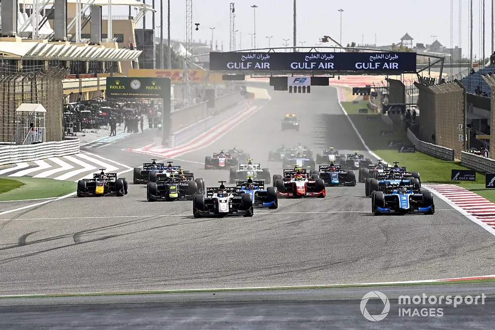 De start van de Formule 2-hoofdrace in  Bahrein