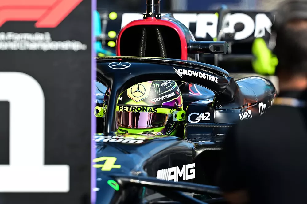 Ganador de la pole Lewis Hamilton, Mercedes-AMG, en Parc Ferme