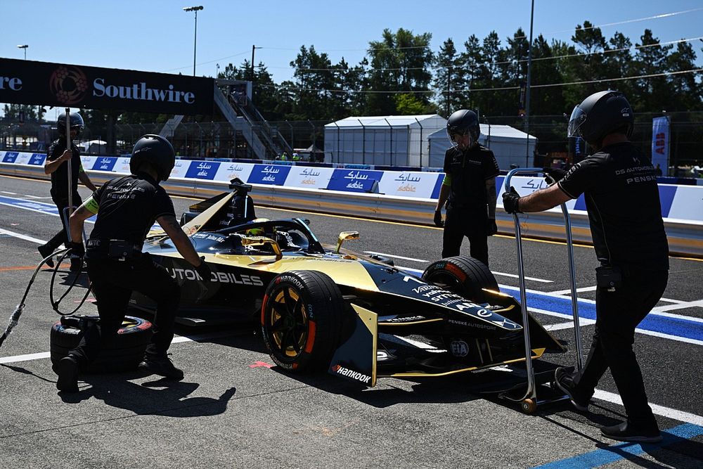 Stoffel Vandoorne, DS Penske, DS E-Tense FE23, en boxes durante la FP2