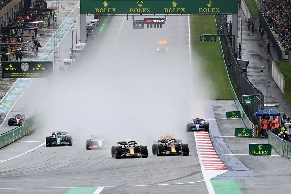 Max Verstappen, Red Bull Racing RB19, Sergio Perez, Red Bull Racing RB19, Nico Hulkenberg, Haas VF-23, Lando Norris, McLaren MCL60, et le reste du peloton au d&eacute;part