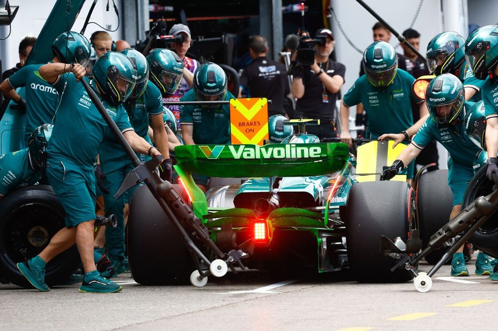 Fernando Alonso, Aston Martin AMR24, en boxes durante la FP1
