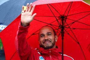 F1: Hamilton nega estar dando "ordens" à Ferrari após decepções