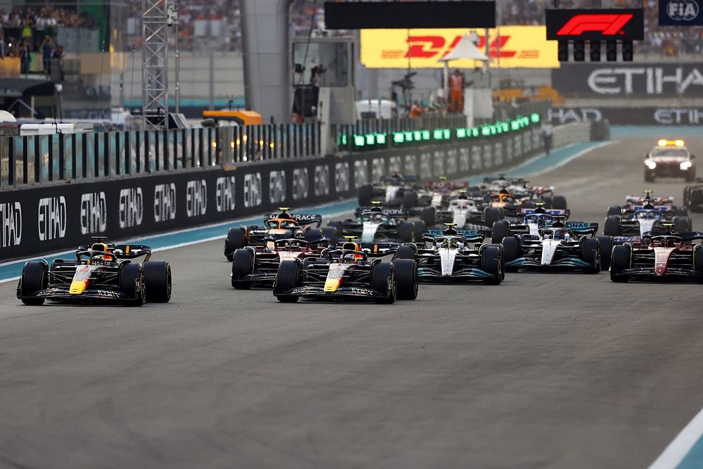 Max Verstappen, Red Bull Racing RB18, Sergio P&eacute;rez, Red Bull Racing RB18, Lewis Hamilton, Mercedes W13, Charles Leclerc, Ferrari F1-75, George Russell, Mercedes W13, Carlos Sainz, Ferrari F1-75, el resto en la salida