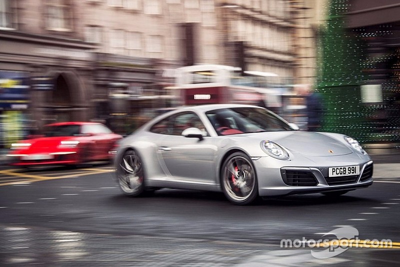 Les démineurs font exploser une Porsche mal garée à Paris