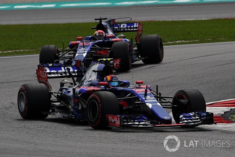 Carlos Sainz Jr., Scuderia Toro Rosso STR12 y Pierre Gasly, Scuderia Toro Rosso STR12
