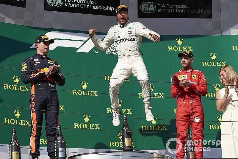 Podio: segundo lugar Max Verstappen, Red Bull Racing, ganador de la carrera Lewis Hamilton, Mercedes AMG F1, y el tercer lugar Sebastian Vettel, Ferrari