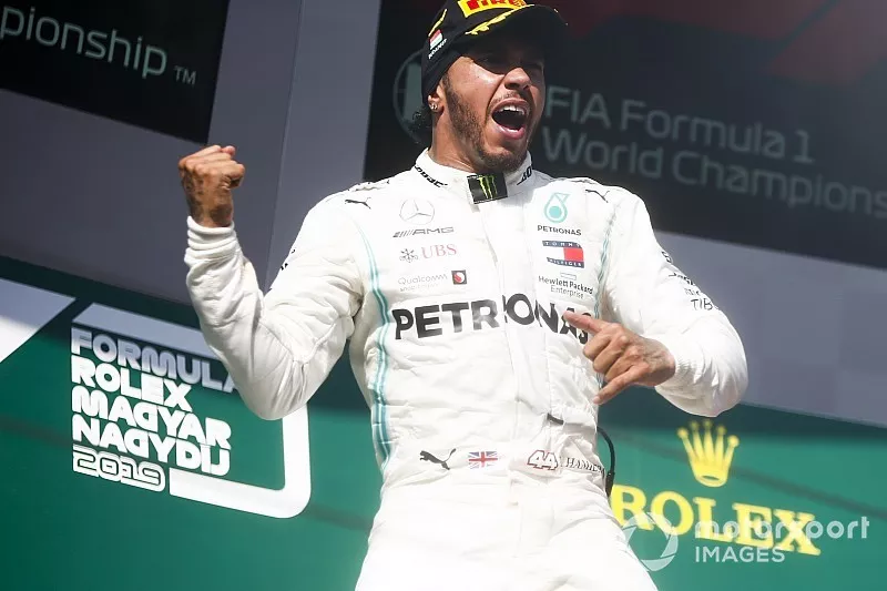 Race Winner Lewis Hamilton, Mercedes AMG F1 celebrates on the podium with Sebastian Vettel, Ferrari 