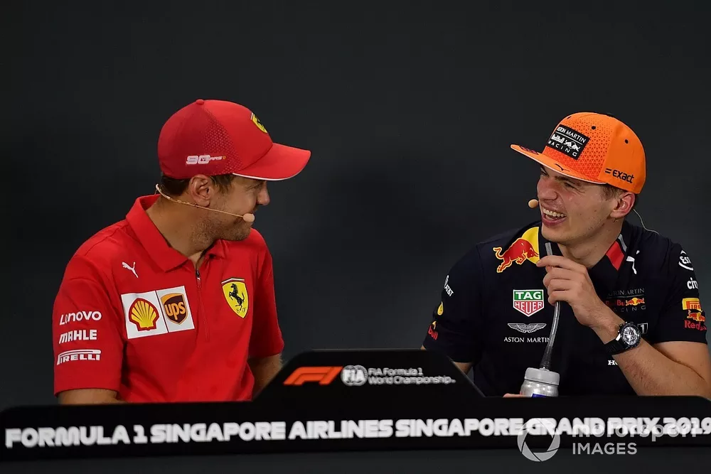 Sebastian Vettel, Ferrari, 1&ordf; posici&oacute;n, habla con Max Verstappen, Red Bull Racing, 3&ordf; posici&oacute;n, en la rueda de prensa