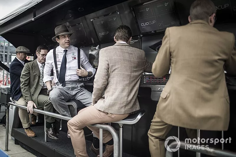 Toto Wolff, Director Ejecutivo (Negocios), Mercedes AMG y el equipo de Mercedes en la pared del pozo, en trajes de estilo de los a&ntilde;os 50