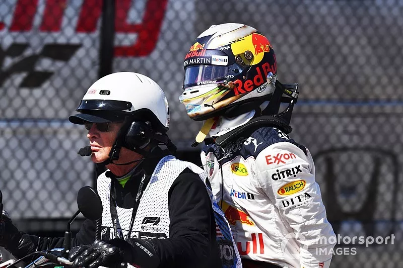 Daniel Ricciardo, Red Bull Racing rentre &agrave; moto apr&egrave;s son abandon