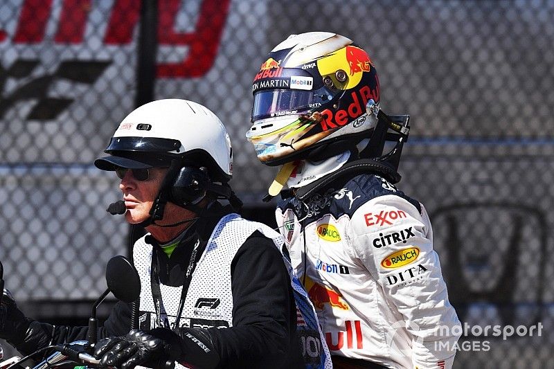 Daniel Ricciardo, Red Bull Racingen la parte trasera de una moto despu&eacute;s de retirarse