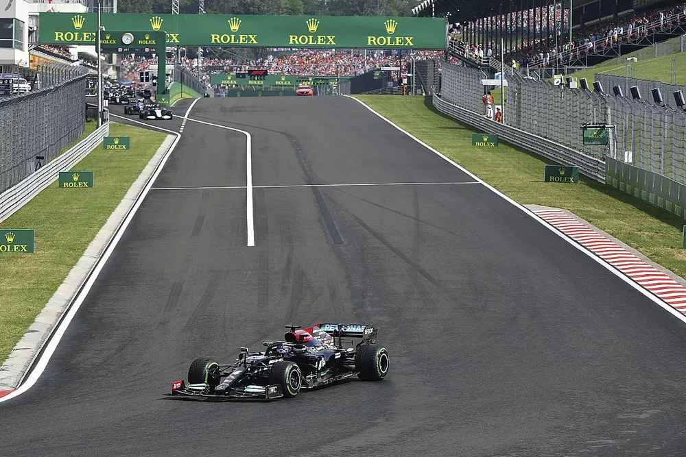 Lewis Hamilton, Mercedes W12 at the restart