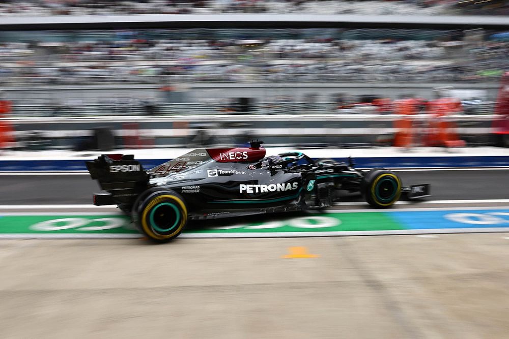 Lewis Hamilton, Mercedes W12, sale del garaje