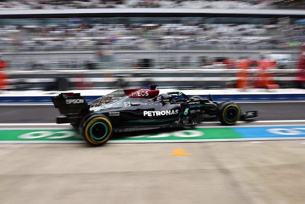 Lewis Hamilton, Mercedes W12, sale del garaje