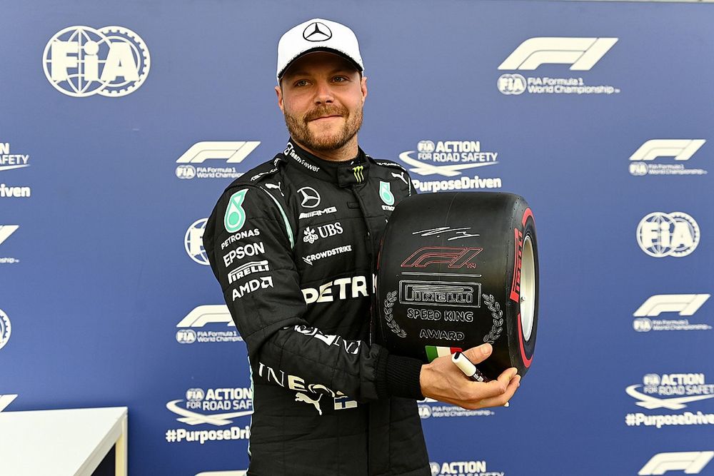 Ganador del primer puesto Valtteri Bottas, Mercedes, con el trofeo Pirelli Speed King