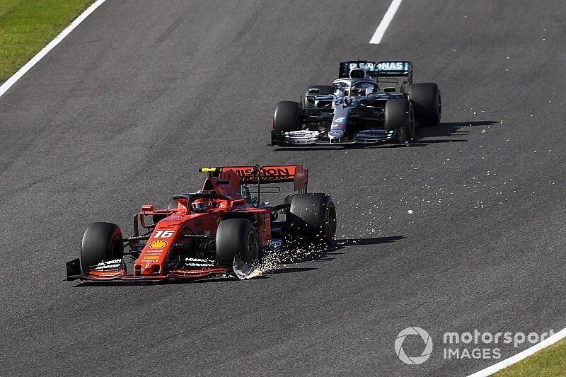 Charles Leclerc, Ferrari SF90, lidera a Lewis Hamilton, Mercedes AMG F1 W10, mientras sigue las chispas de su da&ntilde;ado aler&oacute;n delantero